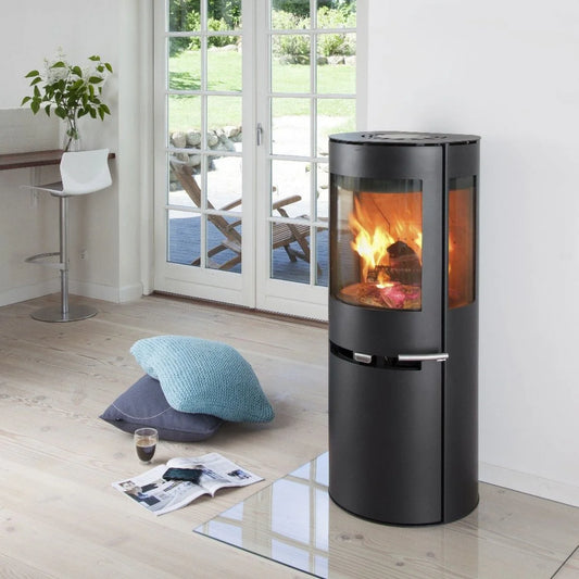Modern Aduro 9.5 kamin installerad i ett stilrent vardagsrum med högt i tak