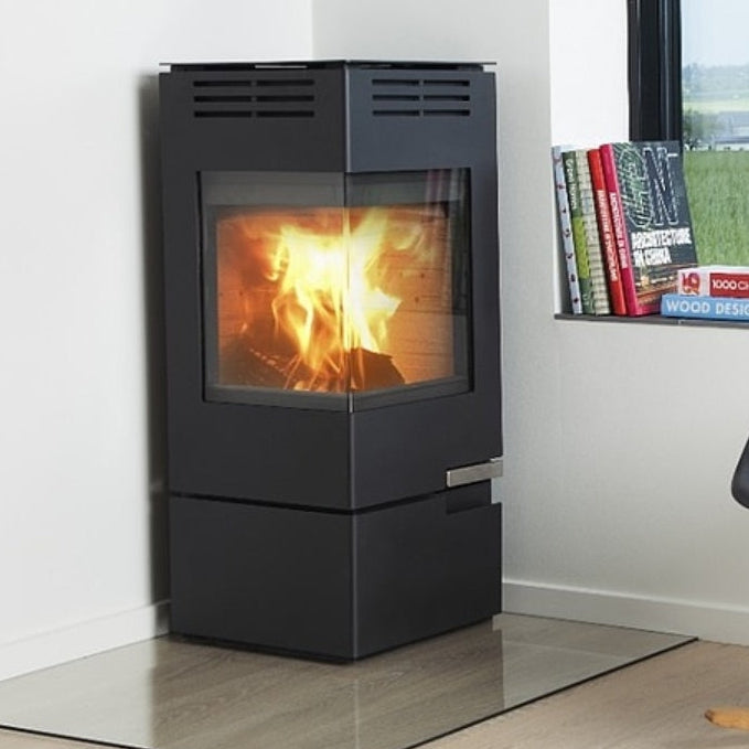 Svart Aduro 12 braskamin i kubisk hörnmodell från Villakomfort