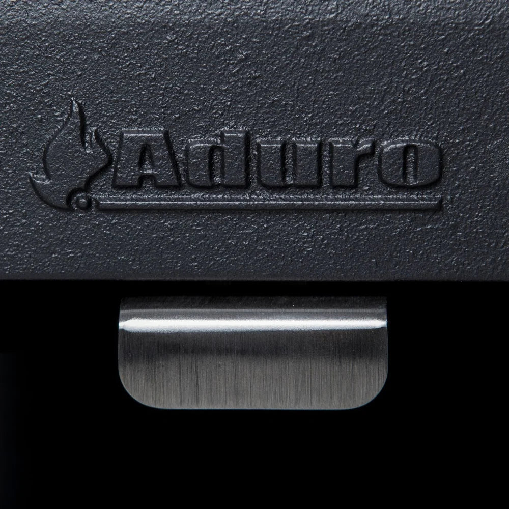 Närbild på Aduro-logotypen och det diskreta integrerade handtaget på Aduro 14