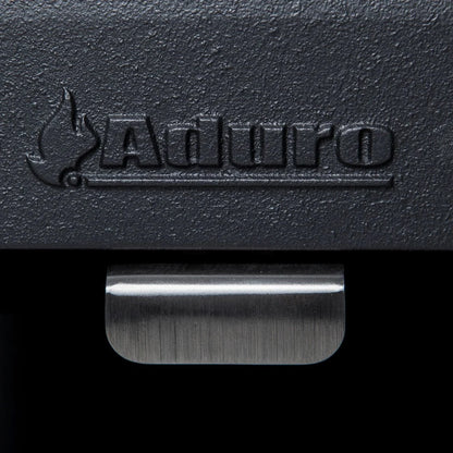 Närbild på Aduro-logotypen och det diskreta integrerade handtaget på Aduro 14