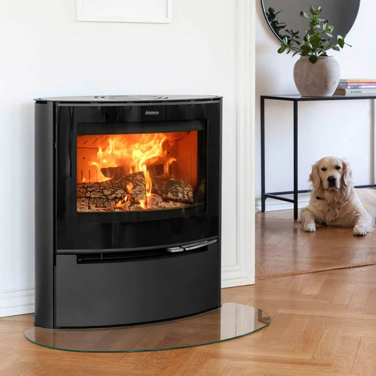 Modern Aduro 15 Lux braskamin installerad i ett vardagsrum med en genomskinlig golvplatta