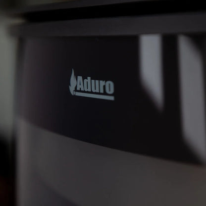 Detaljbild av Aduro-logotypen präglad på den svarta helglasfronten på en Aduro 15 Lux