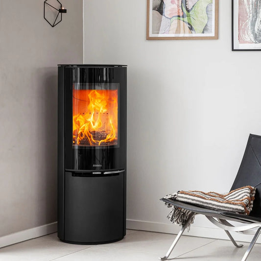 Elegant Aduro 22.1 Lux braskamin med blank glasfront placerad i ett modernt vardagsrum