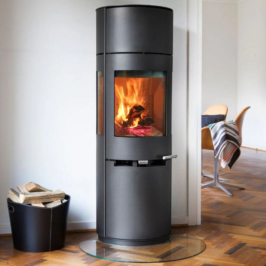 Aduro 9.7 pelarkamin placerad i ett modernt hem