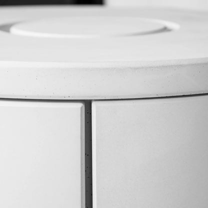 Närbild på den vitglaserade keramiktoppen och skarvdetaljerna på Aduro 9 Lux Ceramic braskamin