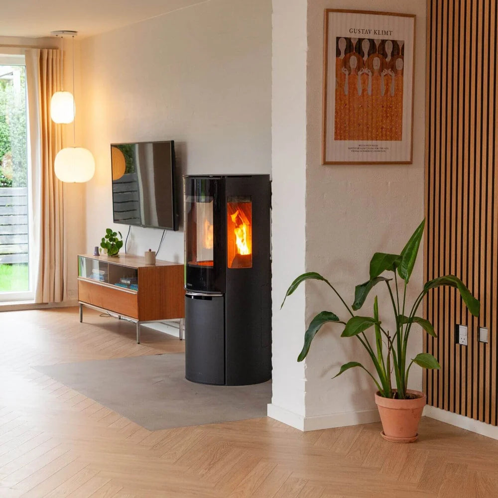 Aduro H3 Lux hybridkamin installerad i ett ljust och rymligt vardagsrum