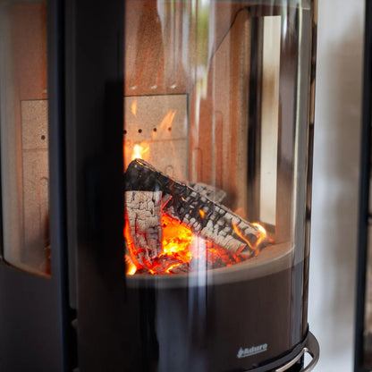 Närbild på eldsflamman sedd genom sidoglaset på Aduro H3 Lux hybridkamin