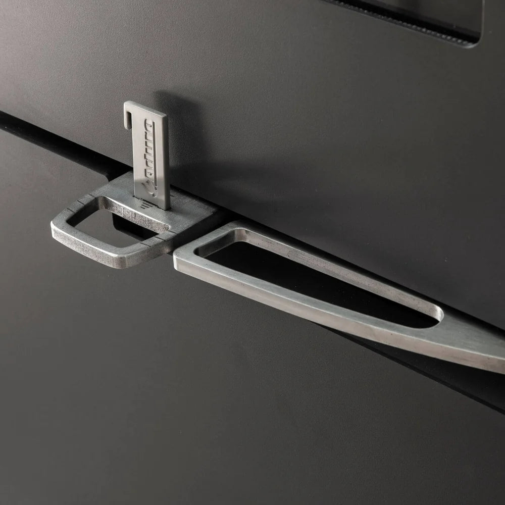 Närbild på det ergonomiska handtaget och luftreglaget på Aduro H5 hybridkamin
