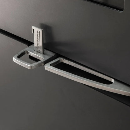 Närbild på det ergonomiska handtaget och luftreglaget på Aduro H5 hybridkamin