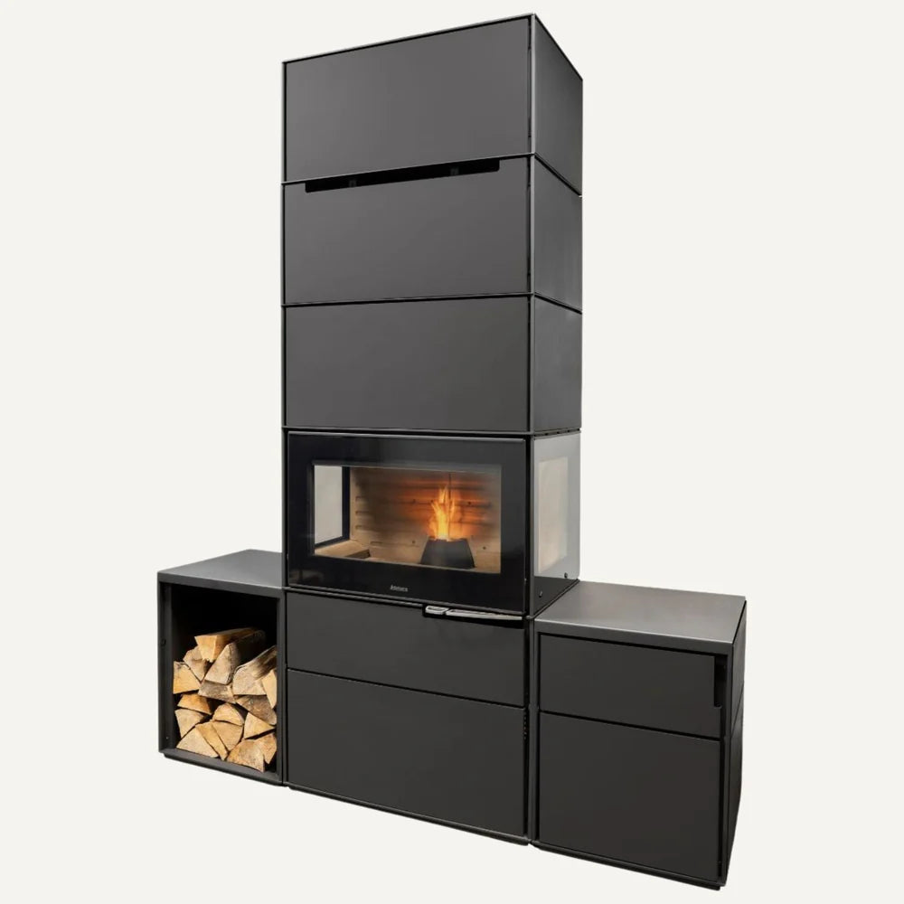 Fristående svart Aduro H6 Lux hybridkamin kombinerad med sidomoduler och öppet vedfack