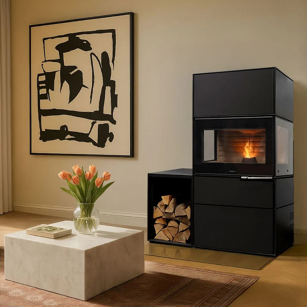Aduro H6 Lux hybridkamin för pellets och ved monterad med intilliggande vedmodul i ett vardagsrum