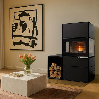 Aduro H6 Lux hybridkamin för pellets och ved monterad med intilliggande vedmodul i ett vardagsrum