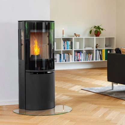 Aduro P5 Lux pelletskamin placerad i ett ljust rum med tänd eld