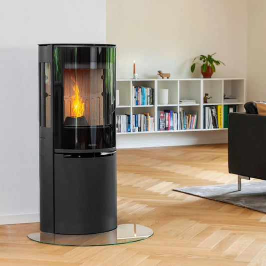 Aduro P5 Lux pelletskamin placerad i ett ljust rum med tänd eld
