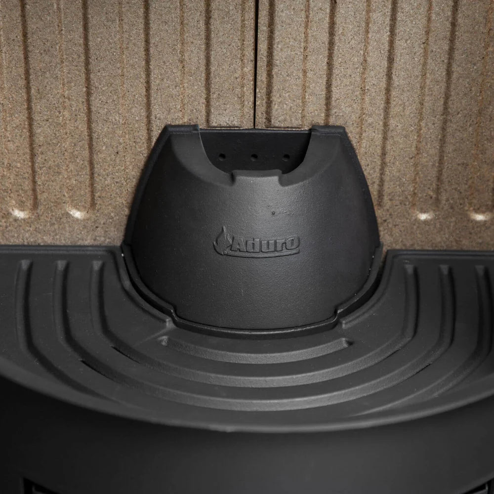 Närbild på den runda pelletsbrännaren inuti Aduro P5 pelletskamin