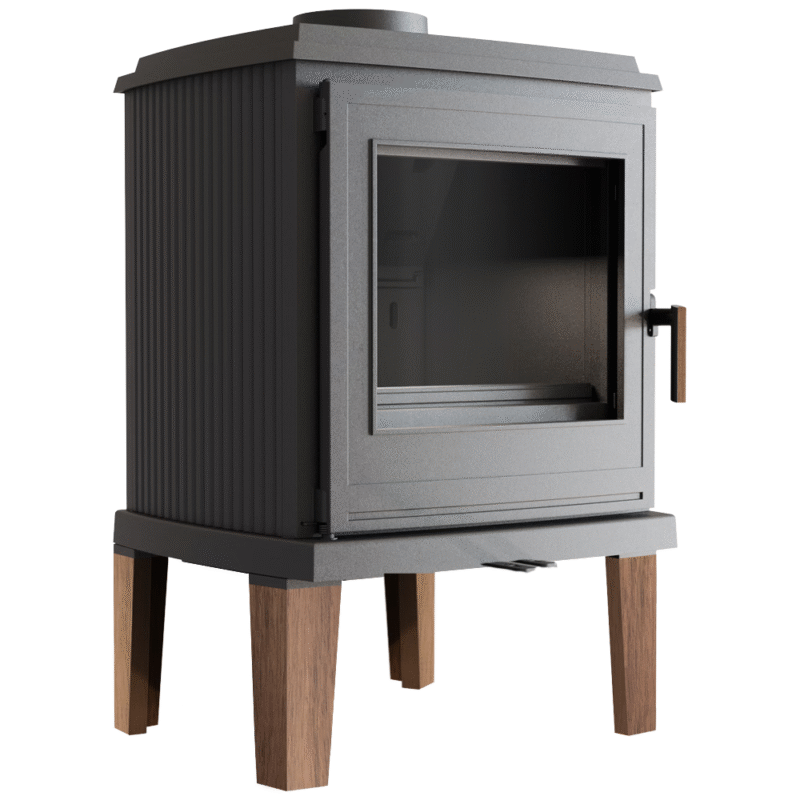 Vinklad vy av Kratki Koza K11 gjutjärnsspis med träben och sidopaneler i modern design.