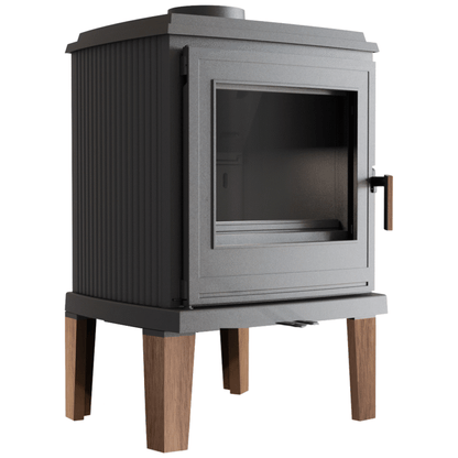 Vinklad vy av Kratki Koza K11 gjutjärnsspis med träben och sidopaneler i modern design.