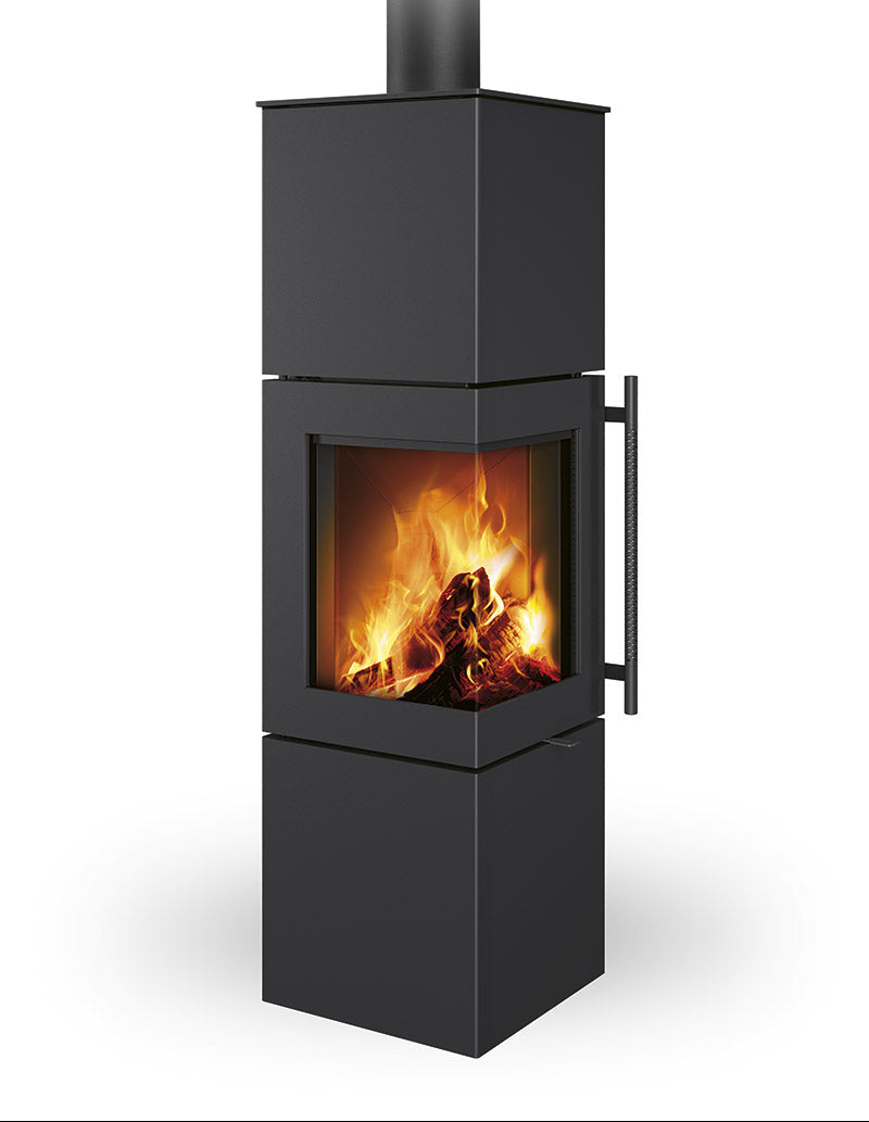 Svart Romotop Esquina H braskamin med hörnglas och tänd eld från Villakomfort
