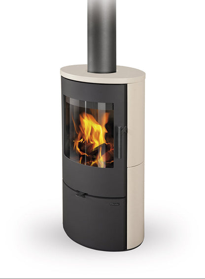 Närbild på Romotop Evora 01 braskamin i beige keramik med brinnande eld bakom glasluckan.