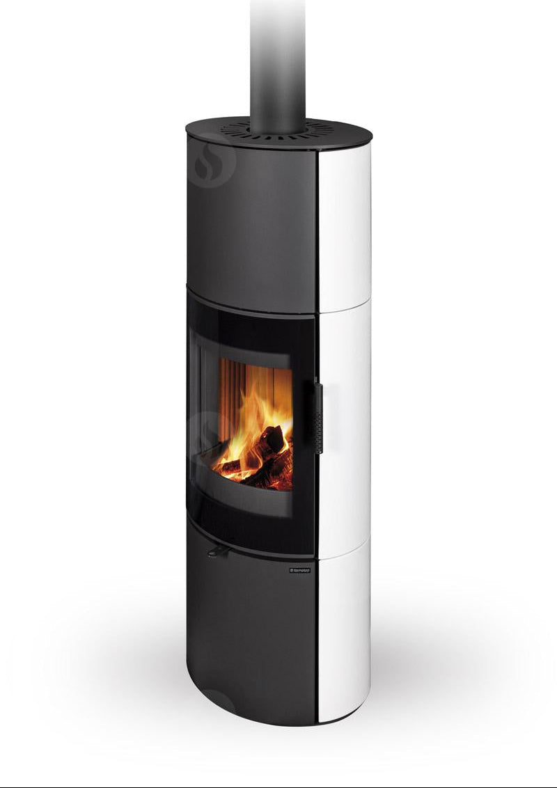 Romotop Lugo N 01 A keramikbraskamin med vit beklädnad, böjt glas och tänd eld från Villakomfort