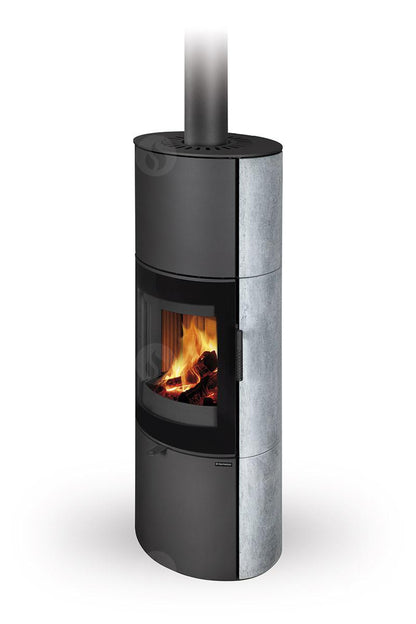 Hög Romotop Lugo N 02 A täljstensbraskamin med ackumulering, böjt glas och tänd eld från Villakomfort