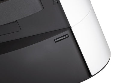Närbild på Romotop-logotypen och skarven mellan stål och vit keramik på Navia G H.