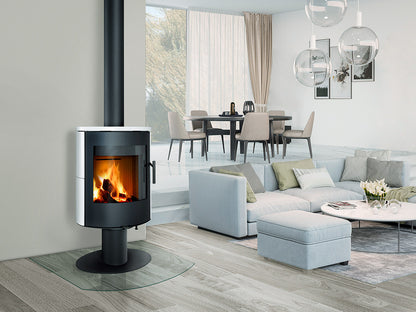 Romotop Ovalis T 05 roterbar braskamin placerad i ett modernt, ljust vardagsrum med soffgrupp.