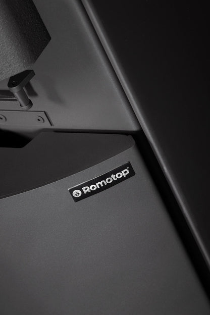 Närbild på Romotop-logotypen på braskaminens stomme