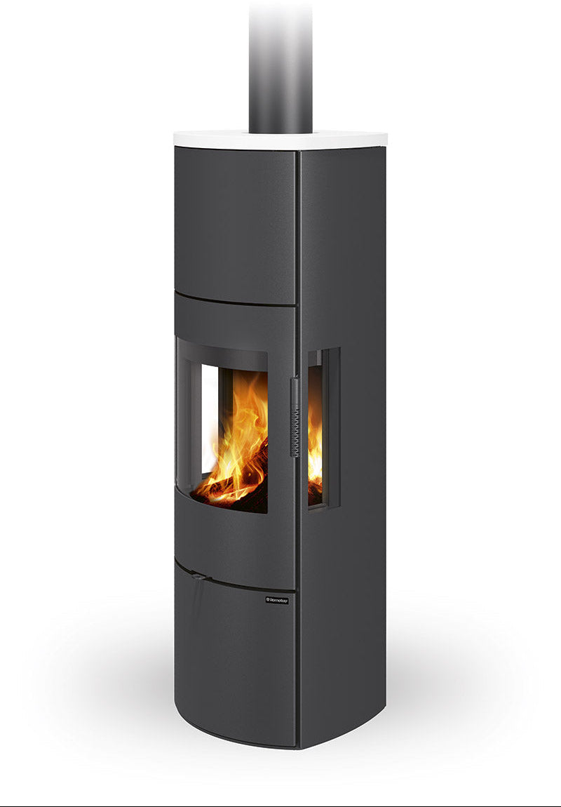 Hög svart Romotop Seido H 3S braskamin med tresidigt glas och tänd eld från Villakomfort