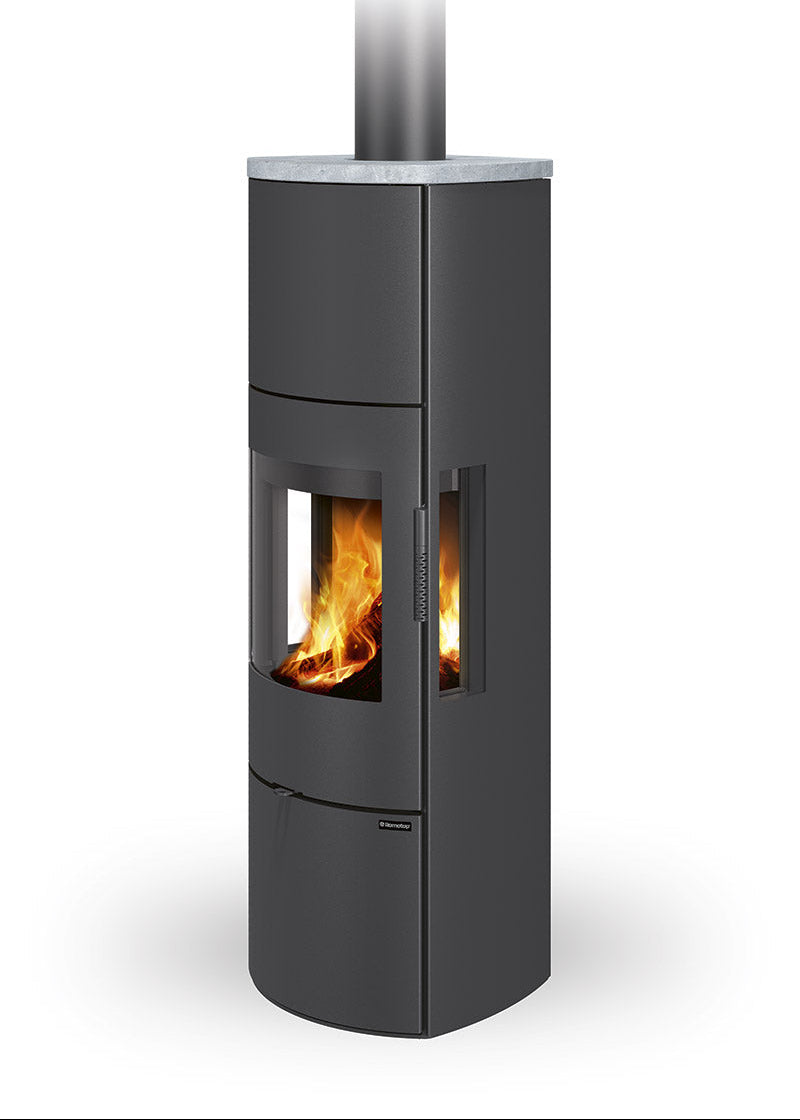 Hög svart Romotop Seido H 3S braskamin med täljstopp, tresidigt glas och tänd eld från Villakomfort