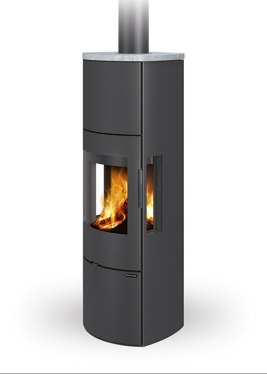 Hög svart Romotop Seido H 3S braskamin med täljstopp, tresidigt glas och tänd eld från Villakomfort