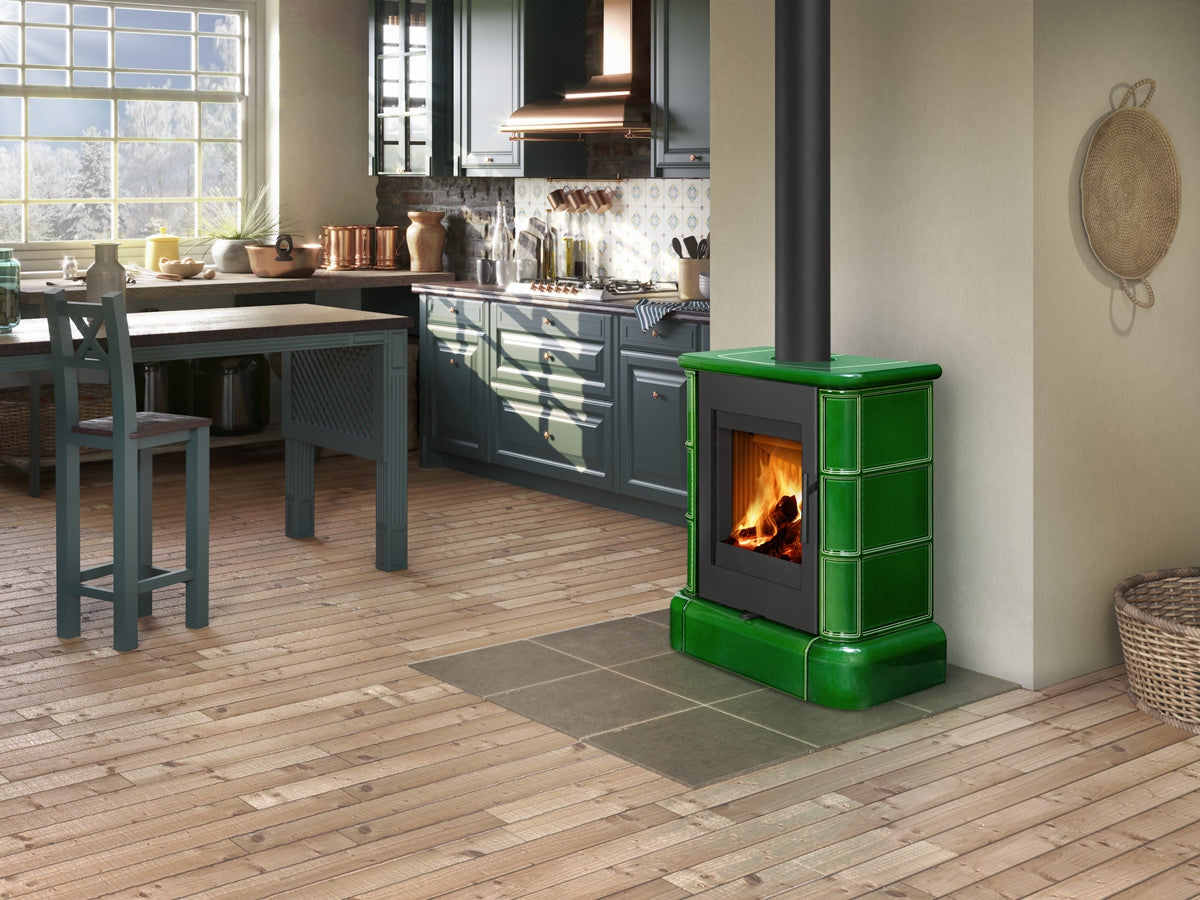 Romotop Siena N 01 grön keramik kamin placerad i ett rustikt kök.